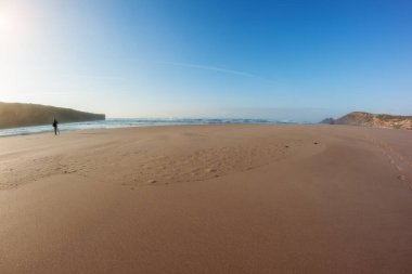 Kumsalın manzarası ve denizin önünde çalışan bir fotoğrafçı..