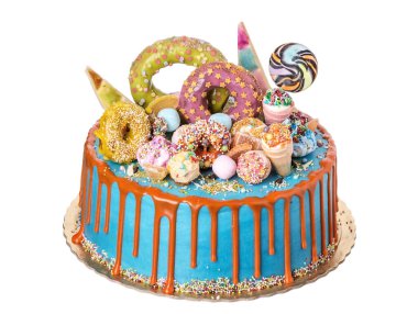 Doğum gününde tatlı süslemelerden yapılmış bir pasta..