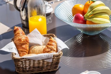 Bahçede sağlıklı bir sabah kahvaltısı. Yazın.