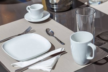 Bahçede sağlıklı bir sabah kahvaltısı. Yazın.