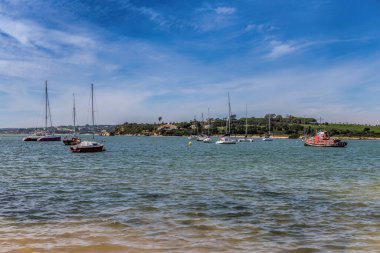 Alvor nehrinin körfezinde gemiler var. Portekiz