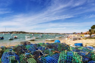 Kabuklu deniz hayvanı ve balık yakalamak için balıkçı tuzakları. Alvor Algarve kasabasında