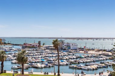 Faro şehrinin yukarıdan, marinaya manzarası. Portekiz