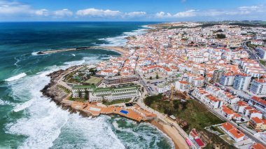 Havadan. Ericeira kasabasının kıyı ve caddelerinin havadan görünüşü. Lizbon
