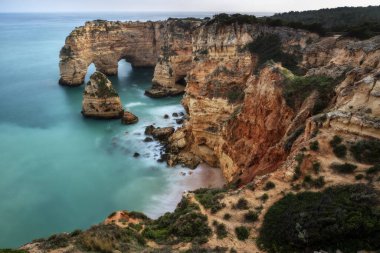 Gün batımından önce Marinha sahilinin muhteşem manzarası Algarve