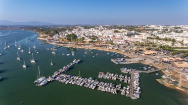 Alvor köyünün havadan görünüşü, yazın, güney Portekiz, Algarve