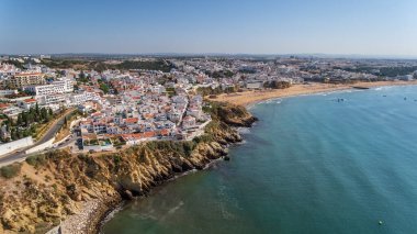 Portekiz 'in güneyindeki Albufeira şehrinin havadan görünüşü, sahil peskadorları, Algarve