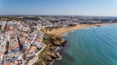 Portekiz 'in güneyindeki Albufeira şehrinin havadan görünüşü, sahil peskadorları, Algarve