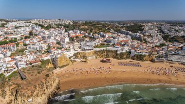 Portekiz 'in güneyindeki Albufeira şehrinin havadan görünüşü, sahil peskadorları, Algarve
