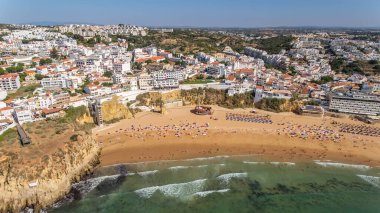 Portekiz 'in güneyindeki Albufeira şehrinin havadan görünüşü, sahil peskadorları, Algarve