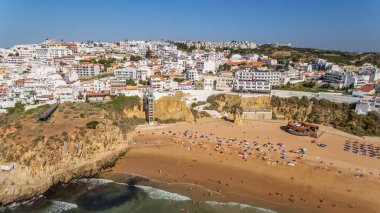 Portekiz 'in güneyindeki Albufeira şehrinin havadan görünüşü, sahil peskadorları, Algarve