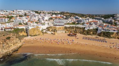 Portekiz 'in güneyindeki Albufeira şehrinin havadan görünüşü, sahil peskadorları, Algarve
