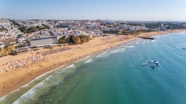 Portekiz 'in güneyindeki Albufeira şehrinin havadan görünüşü, sahil peskadorları, Algarve