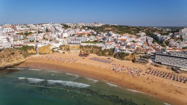 Portekiz 'in güneyindeki Albufeira şehrinin havadan görünüşü, sahil peskadorları, Algarve