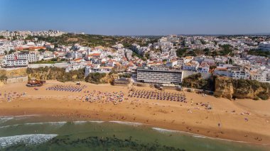 Portekiz 'in güneyindeki Albufeira şehrinin havadan görünüşü, sahil peskadorları, Algarve