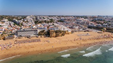 Portekiz 'in güneyindeki Albufeira şehrinin havadan görünüşü, sahil peskadorları, Algarve