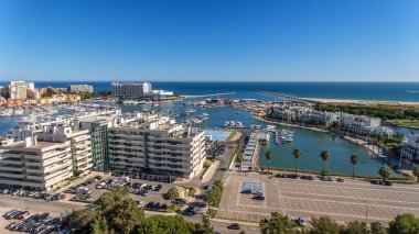 Vilamoura, Algarve 'de lüks yatlarla marina koyunun havadan görüntüsü..