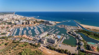 Vilamoura, Algarve 'de lüks yatlarla marina koyunun havadan görüntüsü..