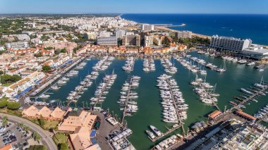 Vilamoura, Algarve 'de lüks yatlarla marina koyunun havadan görüntüsü..