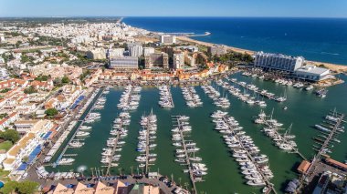 Vilamoura, Algarve 'de lüks yatlarla marina koyunun havadan görüntüsü..