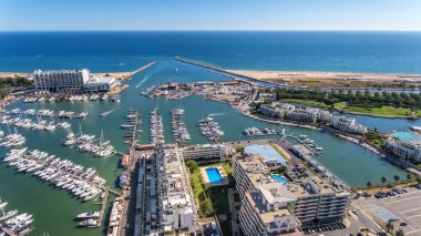 Vilamoura, Algarve 'de lüks yatlarla marina koyunun havadan görüntüsü..