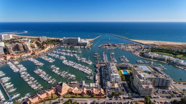 Vilamoura, Algarve 'de lüks yatlarla marina koyunun havadan görüntüsü..