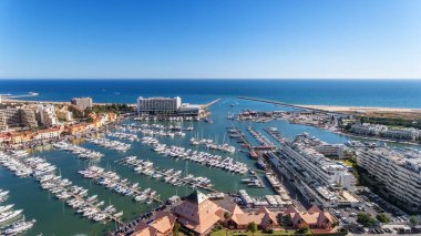 Vilamoura, Algarve 'de lüks yatlarla marina koyunun havadan görüntüsü..