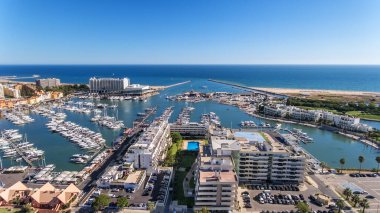 Vilamoura, Algarve 'de lüks yatlarla marina koyunun havadan görüntüsü..