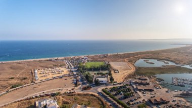 Alvor köyünün havadan görünüşü, yazın, güney Portekiz, Algarve