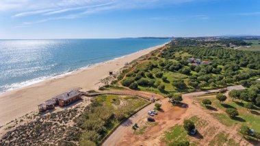 Havadan. Vilamoura yakınlarındaki güzel sahil Portekiz Algarve