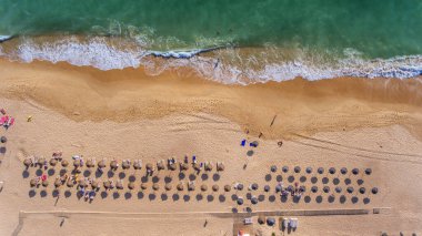 Havadan. Gökyüzünden Algarve 'deki Portekiz plajına bak.