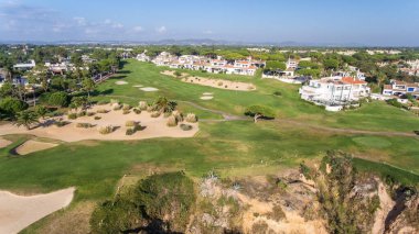 Havadan. Vale de Lobo 'daki golf sahalarının gökyüzünden görünüşü. Vilamoura