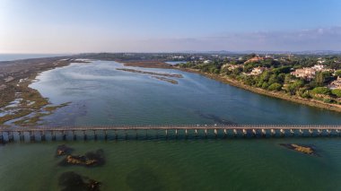Havadan. Gökyüzünden Ria Formosa 'daki körfeze bak. Quinta de Lago