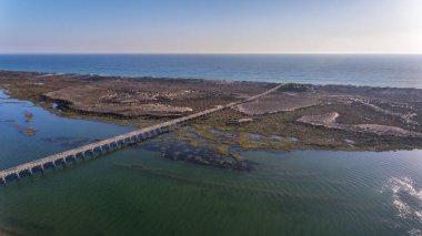 Havadan. Gökyüzünden Ria Formosa 'daki körfeze bak. Quinta de Lago