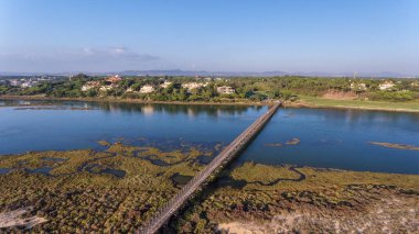Havadan. Gökyüzünden Ria Formosa 'daki körfeze bak. Quinta de Lago