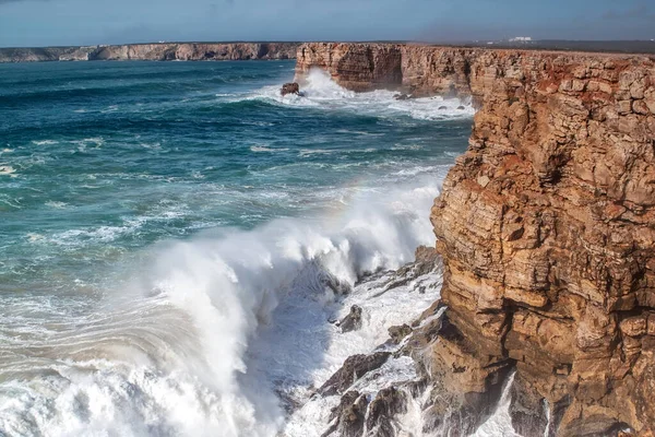 暴风雨期间巨浪冲击着岩石 Sagres葡萄牙 — 图库照片