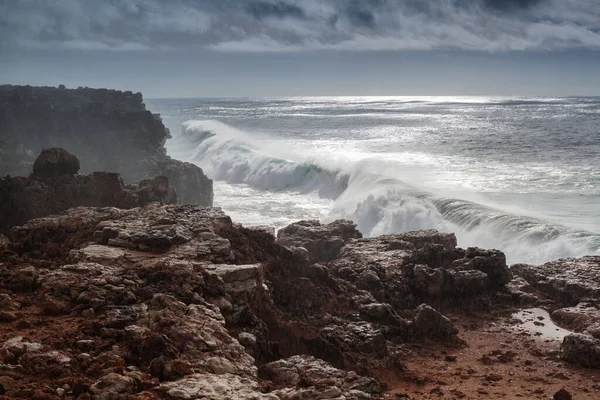 Rozbité Obří Vlny Skalách Sagres Portugalsko — Stock fotografie