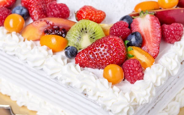 Bolo Creme Frutas Com Morangos Uma Aniversariante — Fotografia de Stock