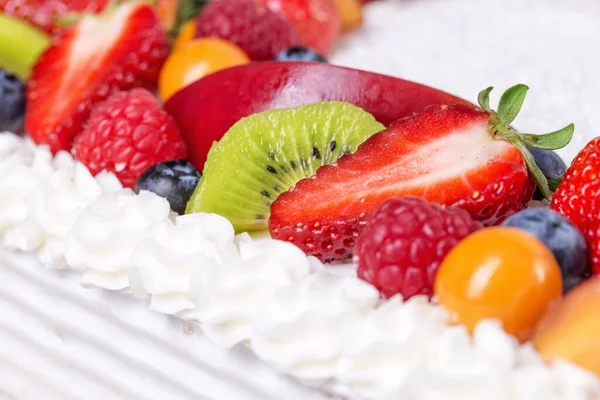 Bolo Creme Frutas Com Morangos Uma Aniversariante — Fotografia de Stock