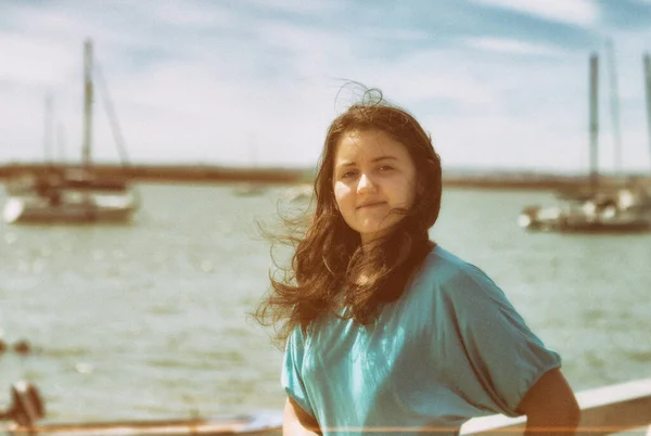 Emotioneel Portret Van Een Meisje Een Steiger Bij Zee Vintage — Stockfoto