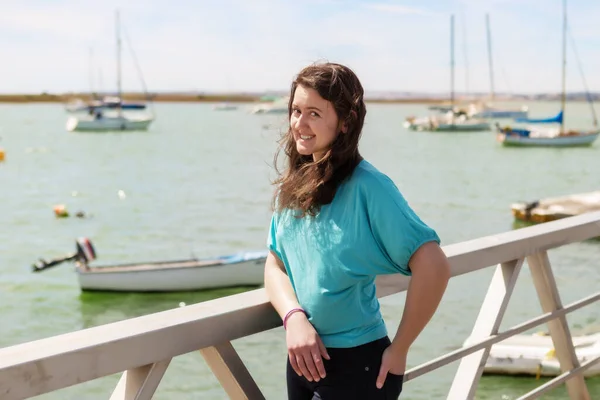 Emotioneel Portret Van Een Meisje Een Steiger Bij Zee Griekenland — Stockfoto