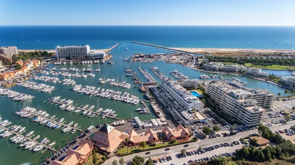 Vilamoura, Algarve 'de lüks yatlarla marina koyunun havadan görüntüsü..