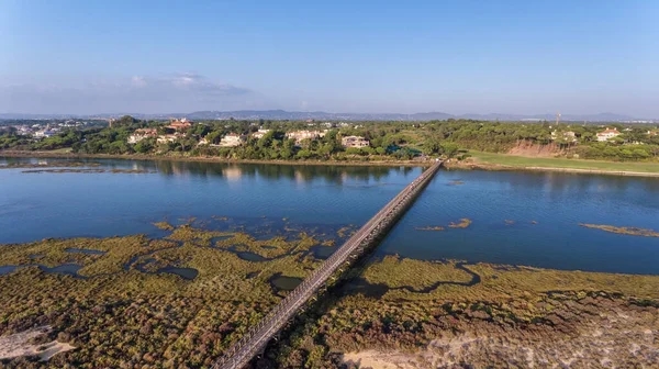 Havadan. Gökyüzünden Ria Formosa 'daki körfeze bak. Quinta de Lago