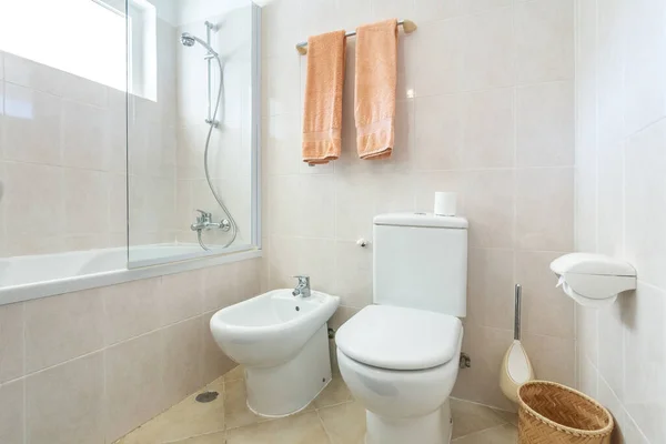 现代化的浴室 供游客使用 — 图库照片