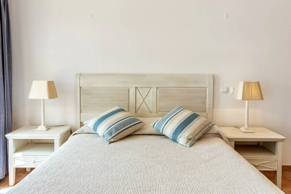 Dormitorio Estilo Moderno Con Cama Almohadas Vista Frontal —  Fotos de Stock