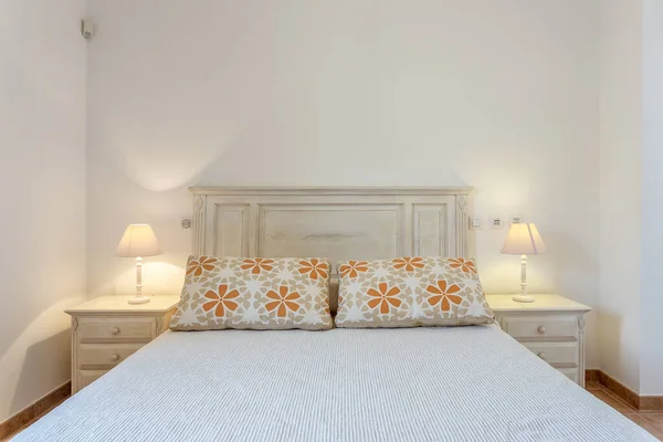 Dormitorio Estilo Moderno Con Cama Almohadas Vista Frontal — Foto de Stock