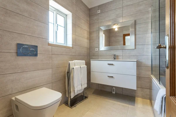 Banheiro Moderno Com Chuveiro Lavatório Para Higiene — Fotografia de Stock