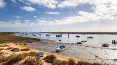 Havadan. Gökyüzünden Santa Luzia, Tavira 'daki tekne ve yatların görüntüsü