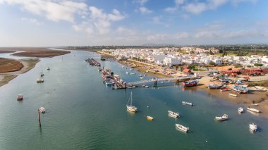 Havadan. Gökyüzünden Santa Luzia, Tavira, Portekiz 'e bak.