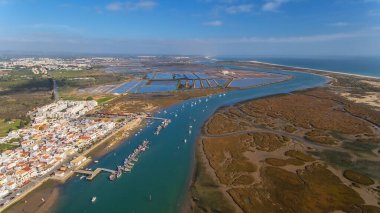 Havadan. Gökyüzünden Santa Luzia, Tavira, Portekiz 'e bak.